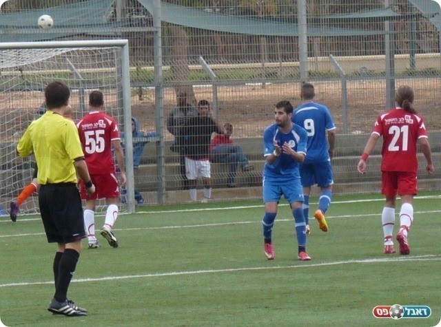 ר"ג רצתה לגמור המשחק. אלבז אחרי החטאה (צילום: אלי שמואלי)