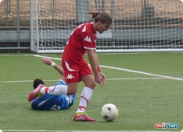 רמת ישראל ניסתה לחזור למשחק. ששניה "יורה" בכדור (צילום: אלי שמואלי)