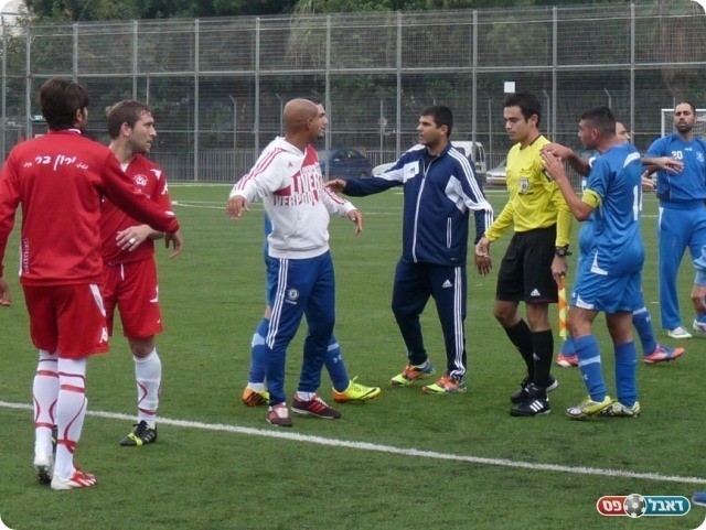 מהומה קטנה. קצת עצבים מצד שני הצדדים (צילום: אלי שמואלי)