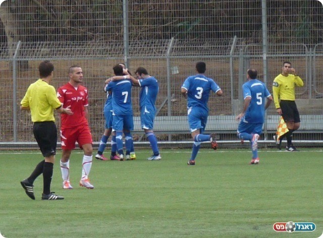 החזירו לעצמם את היתרון. שחקני ר"ג חוגגים שוב (צילום: אלי שמואלי)