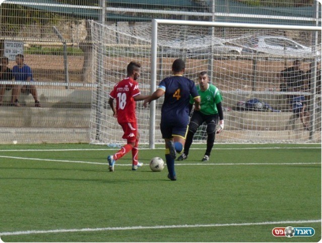 איש המשחק. ברנו (באדום) מול אימן פדילה (צילום: אלי שמואלי)