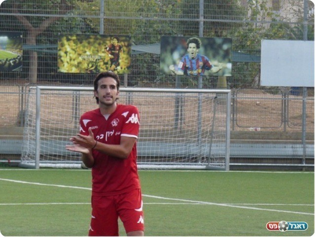 שער א-לה בארסה. בן גוזי על רקע הכוכב הארגנטינאי (צילום: אלי שמואלי