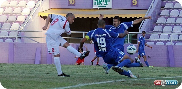 ר"ג חזרה למשחק. לוזון בועט (צילום: לירן דורף)