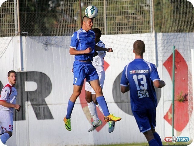 מחצית שנייה פחות איכותית. זריס מעל אדו (צילום: לירן דורף)