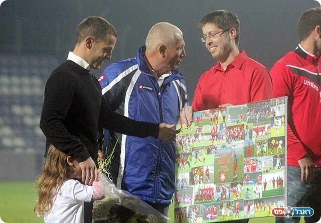 בוקסה מקבל את המזכרת מאוהד הקבוצה אלון גרנק 