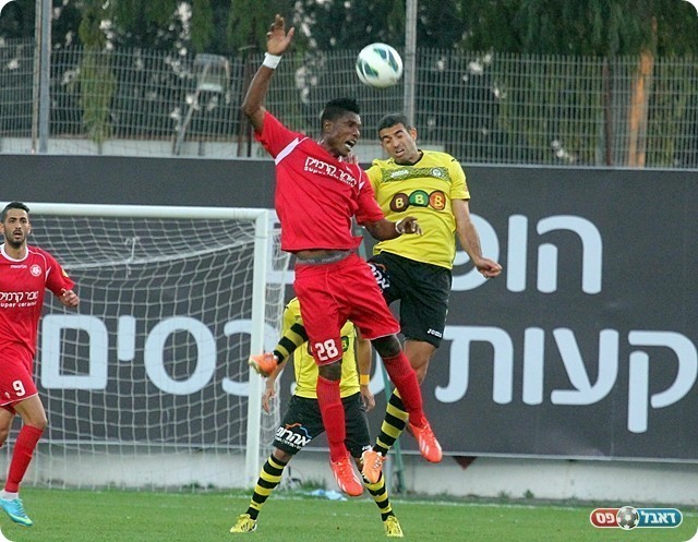 ברוסו ושלו מנשה במאבק אווירי (צילום: לירן דורף)