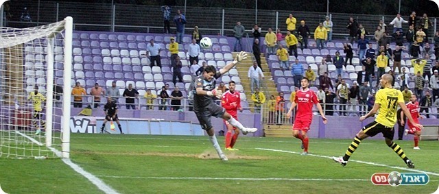 אקסברד מחמיץ מול שטראוס (צילום: לירן דורף)