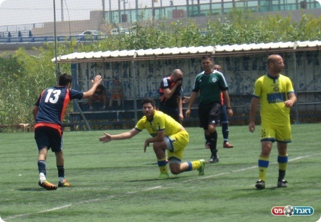 חרץ את גורך המשחק. בר כהן (בכחול) ובנישו (צילום: אלי שמואלי)