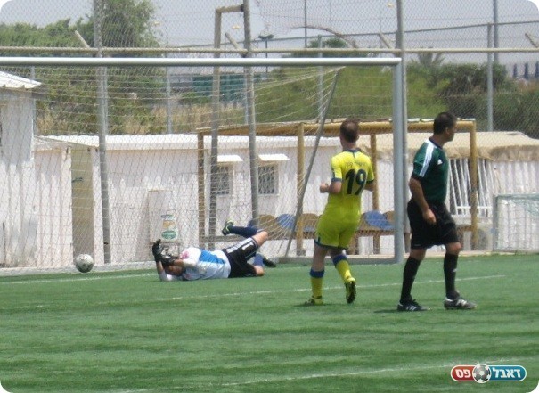 משחק סוף עונה טיפוסי. קשתי נכני לפנדל (צילום: אלי שמואלי)