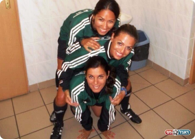 הגיע בזכות עצמה. אסולין (במרכז) 