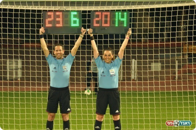 אהרון וסלומה בבגדי שיפוט מזכירים לכולם את התאריך. (צילום: יח"צ) 