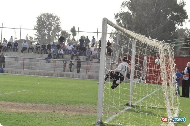 סנדלה המשיכה ללחוץ. הכדור של כבהא (צילום: חאדר אניס)