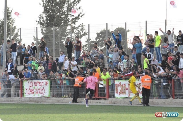 המהפך. חוגגים עם האוהדים (צילום: חאדר אניס)