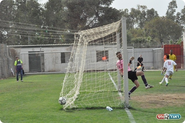 דקות של גישושים הסתיימו. שוער סנדלה נכנע (צילום: חאדר אניס)