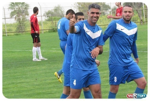 ניהל את המשחק במקום אוזן. אבי דנן (במרכז)