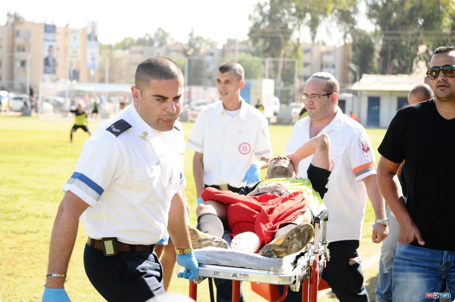 שבר בצלעות. מזרחי מפונה לבית החולים (צילום: אורי גבאי)