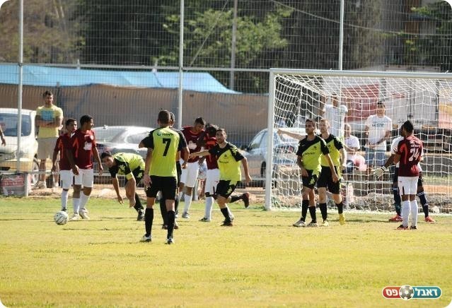 פנדל מוצדק. שחקני שדרות דורשים ומקבלים (צילום: אורי גבאי)