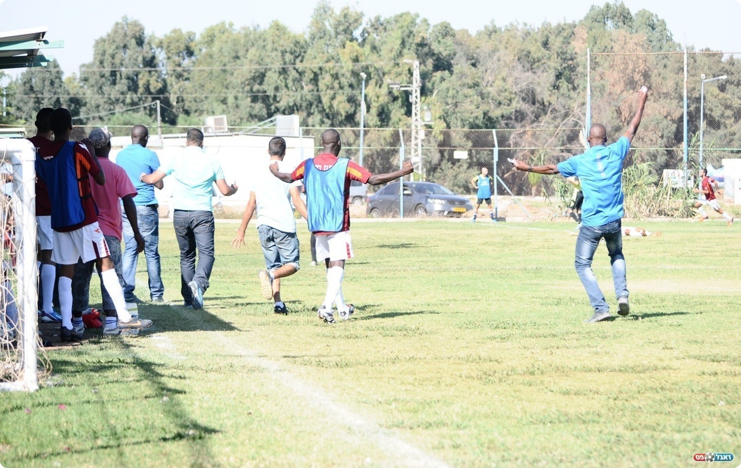 פתיחת עונת חלןמית. הספסל של רהט חוגג ניצחון (צילום: אורי גבאי)