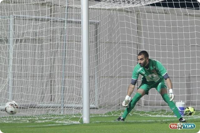 נחמיאס מביט בכדור (קובי רוזן)