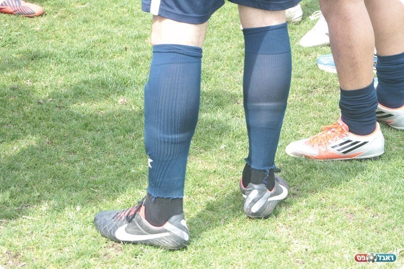 כדורגל ישראלי, 2013. גרביים מאולתרות (צילום: שי מוגילבסקי)