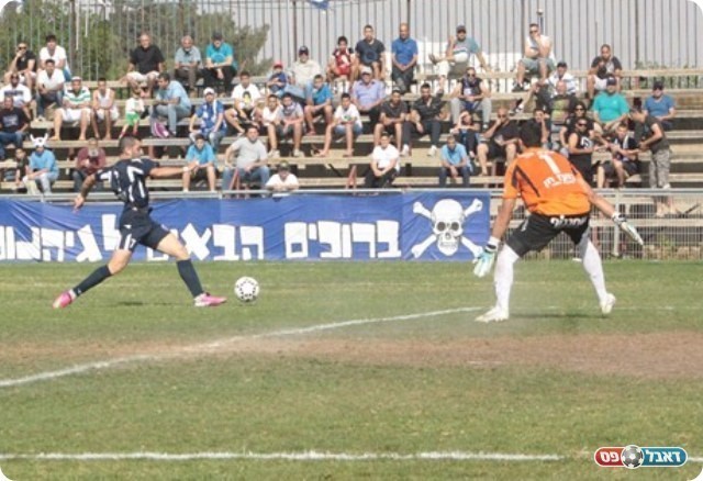 ההזדמנות של ערד במשחק. חדד מול גיגי (צילום: שי מוגילבסקי)