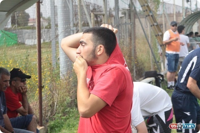 מפלס המתח עלה. כהן מתעדכן ושחקן שלו מתפלל (צילום: שי מוגילבסקי)