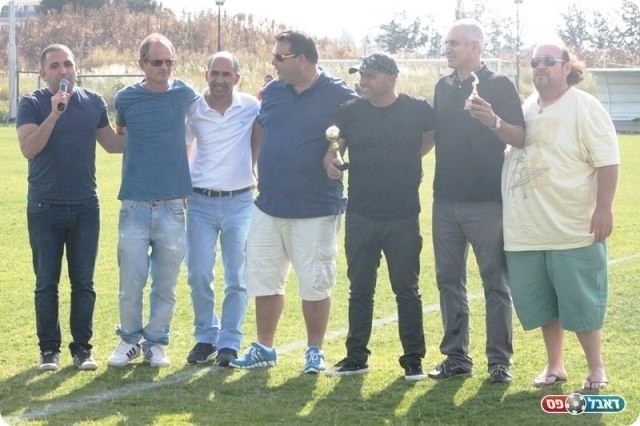 מכבדים את העבר. הטקס במחצית (צילום: שי מוגילבסקי)