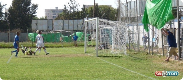 סגר עניין. הכדור של תרועה ברשת ומוריס שביט צוהל (צילום: אלי שמואלי)