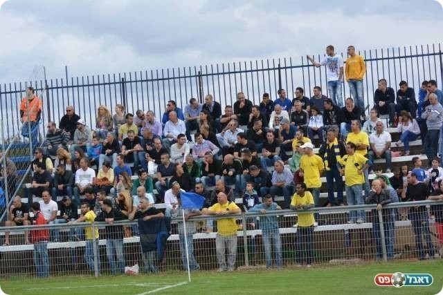 לא נרתעו מהמחירים, השעה והמרחק. אוהדי קריית גת (צילום: ולדי מויסייב)