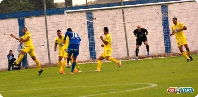 שעריים ניסתה. אזולאי בועט (צילום: ולדי מויסייב)