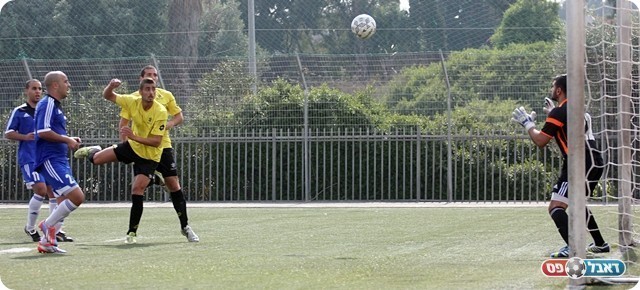 קובה נוגח לידיים של טויל