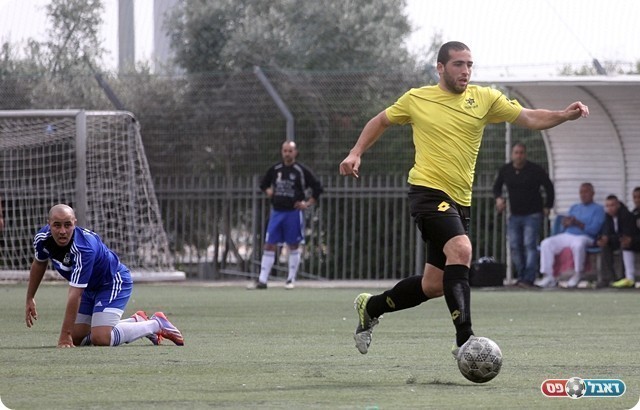 אביב תומר שובר את מלכודת הנבדל בדרך לגול