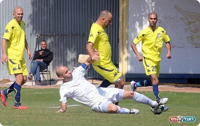 מלול מתקל את מוסא בן חיים (צילום: לירן דורף)
