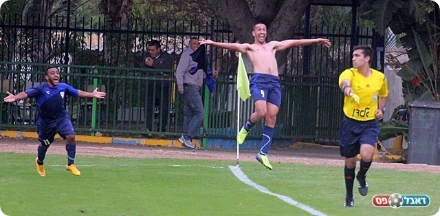 עזרא חוגג את השני, שימו לב ליד ימין (לירן דורף)