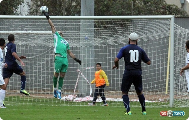 בן שאנן הודף למשקוף את הבעיטה של כהן צדק (לירן דורף)