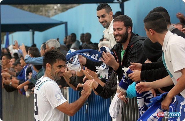 אזולאי חוגג עם האוהדים בסיום, אשקלון בדרך ללאומית (לירן דורף)