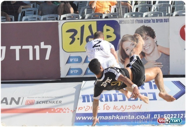 נשאר. סילבה (בשחור. צילום: מוחמד חאדר אניס)