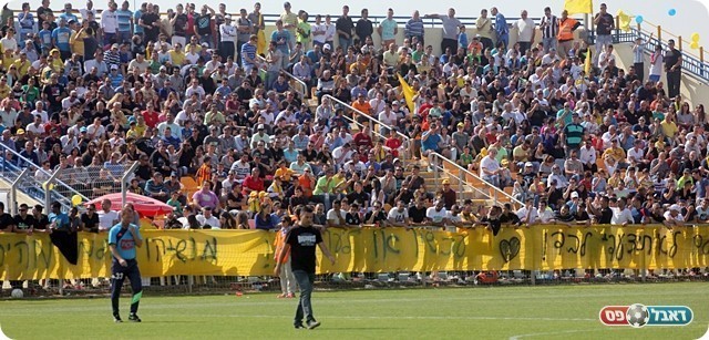 תמונה ששווה הרבה יותר מליגה א', זדה על רקע הקהל הצהוב (לירן דורף)