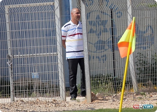 בנודיס קצר רוח סמוך לחדר ההלבשה (לירן דורף)