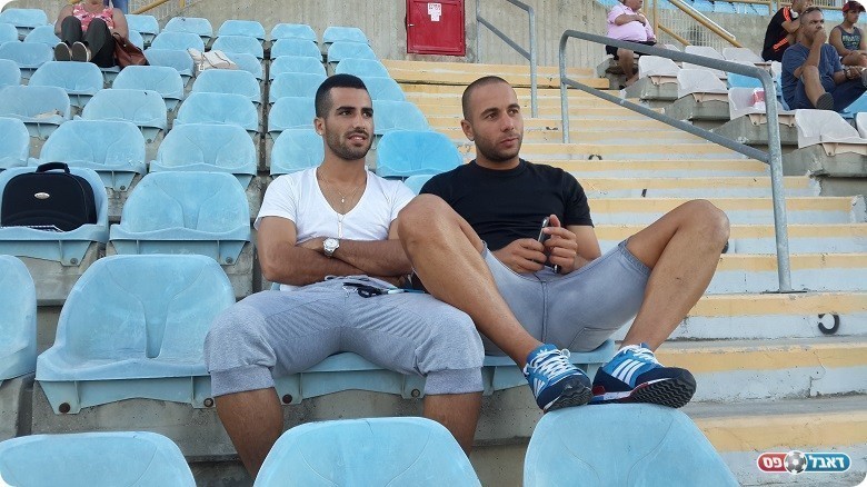 הגיע לראות את הקבוצה בה שיחק כעשור. מאור סיסו (מימין) עם שלומי בן עשור (זיו אמויאל)