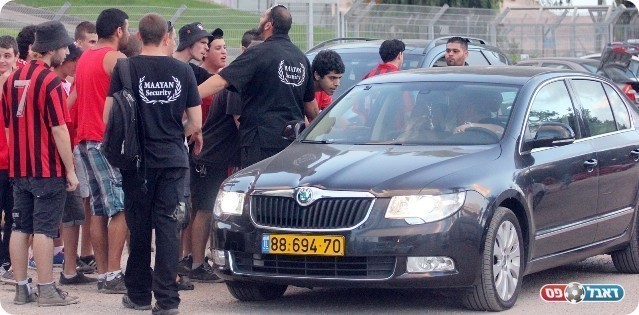 עימות בסיום המשחק. אוהדי ר"ג כועסים (צילום: לירן ורף)