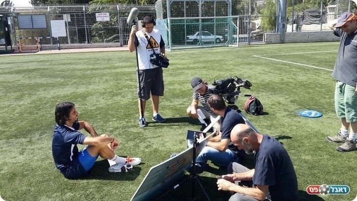 צילומים לתוכנית "המהדורה" בערוץ הראשון. חרמון (משמאל) מתראיין (זיו אמויאל)