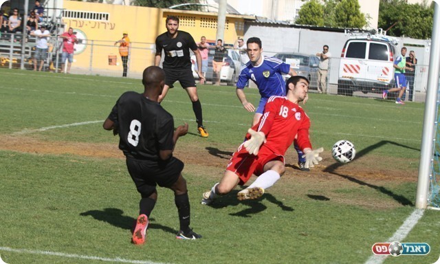 טמניו כובש שער חוקי שנפסל (צילום: שלומי גבאי)