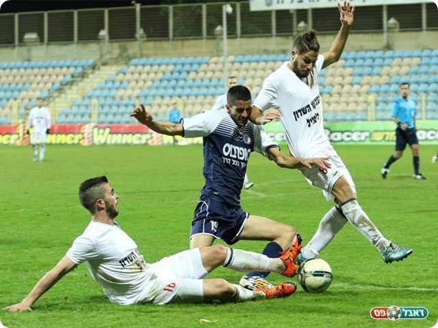 אלירן עקיבא "נמחץ" על ידי שחקני הרצליה (עודד חסין)