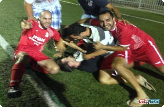 ניצחון דרמטי. שחקני מחניים חוגגים אחרי חצי הגמר (צילום: אלי שמואלי)