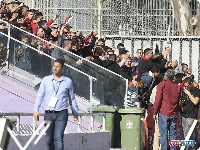 אוהדי כפר קאסם. חגגו עם שריקת הסיום (payperlens)