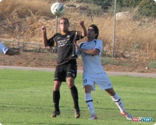 העדיף את הליגה הפלסטינית. סאלח (בשחור. צילום: עודד חסין) 