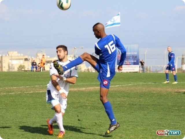 כמעט טעות. אבבה עוצר את שפשה (צילום: עודד חסין)