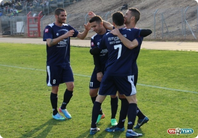 וחוגג עם החברים (צילום: עודד חסין)