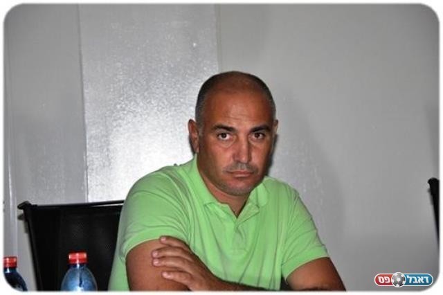 לא מחזיק אף אחד בכוח. טוויטו